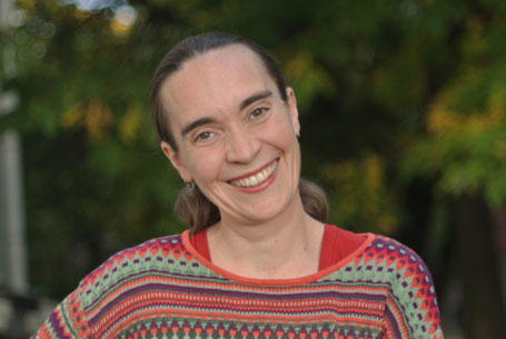 Portrait von Olivia Fink freundlich lachend