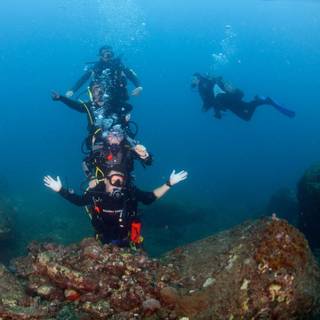 Rainbow Divers Vietnam PADI Scuba Diving Center | 5 Advanced Open Water Divers having some underwater fun