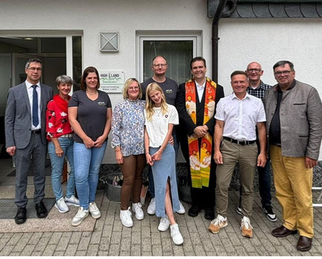 v.l.n.r. Uwe Pfadenhauer, Frauke Hoffmann, Mitarbeiterin Theresa Funk, Julia und Greta Dehler, Praxisinhaber Nils Dehler, Pfarrer Detlef Pötzl, Bürgermeister Frank Jakob, Mitarbeiter Roland Funk, Bürgermeister Peter Klinger.