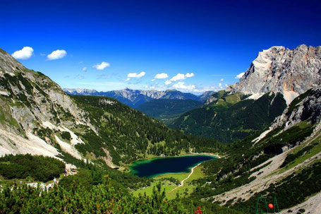 Der Seebensee liegt schön vor dem Wettersteinmassiv