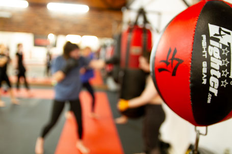 Die Kampfsportschüler üben gemeinsam auf der Matte die Grappling- und Luca Livre-Techniken.