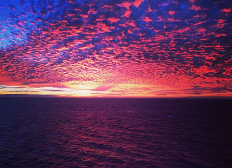 Leben und Arbeiten auf dem Schiff, Kreuzfahrt, Meer, Meerweh, Sonnenuntergang