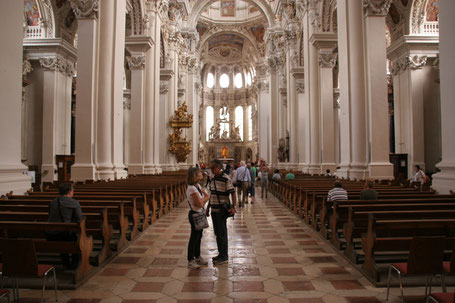 Immobilienfoto: Kirchenschiff mit einzelnen Besuchern