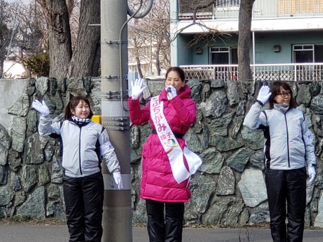 「むだに目立つピンクの」私の周りのウグイスさんは可憐なお姉さまたちばかり。ギャップが・・・。イオンさっぽろ苗穂店近辺