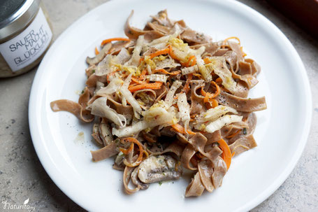 Vegane Nudelpfanne mit Champignons & Sauerkraut SAUER MACHT GLÜCKLICH | handmade fermented foods - Vegan. Rohkost. Glutenfrei. Natürlich. Gesund. Lecker.
