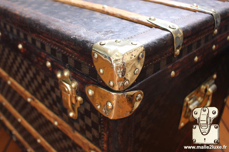 la malle Louis Vuitton en coins laiton