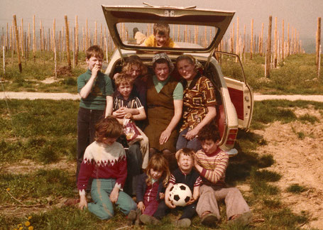 Ein Arbeitstag mit Kind und Kegel in den Reben (man beachte die Fahrzeuggröße!)