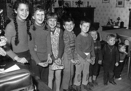 Die ersten acht Kinder, das neunte im Bauch