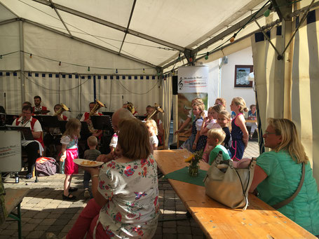 Dorffest 2019 im kleinen Zelt vor dem DGH "Alte Schule" mit der Blasmusikkapelle TMZ Röhrda