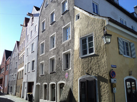 Das Bild zeigt die Ferienwohnung am Flößerplatz im Zentrum von Landsberg am Lech. Die Ferienwohnung Am Flößerplatz befindet sich im Haus neben der Eisdiele, direkt in der Altstadt im Herzen von Landsberg.