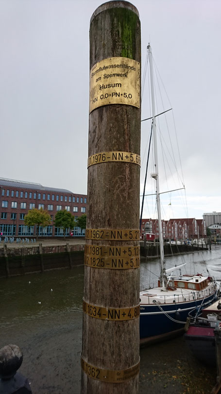 Sturmflutpfahl am Husumer Hafen