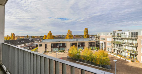 Woningontruiming Ede – uitzicht vanaf balkon op seniorencomplex