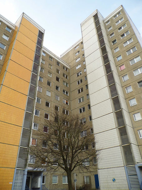 Am Utkiek wohnt der Stasi-Offizier Carsten Zelewski (Henry Hübchen), der später vom Balkon in den Tod springt.