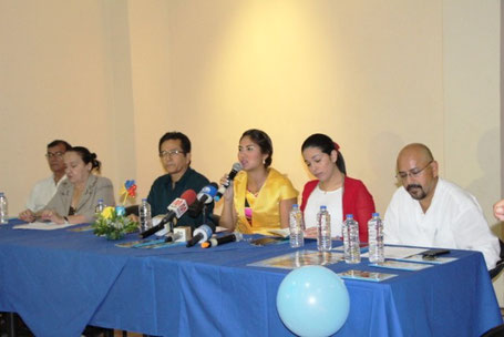 Los protagonistas de la rueda de prensa en la que se anunció el programa oficial de "Octubre, mes del arte y la cultura" 2014. Manta, Ecuador.