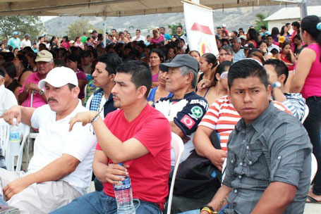 Habitantes de la zona rural San Juan, reunidos para un "desayuno barrial" con el alcalde, concejales y funcionarios municipales. Manta, Ecuador.