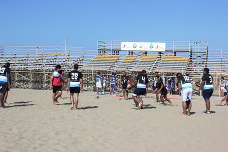 Jugadores de rugby playa entrenan en el Estadio Arena en la Playa El Murciélago. Manta, Ecuador.