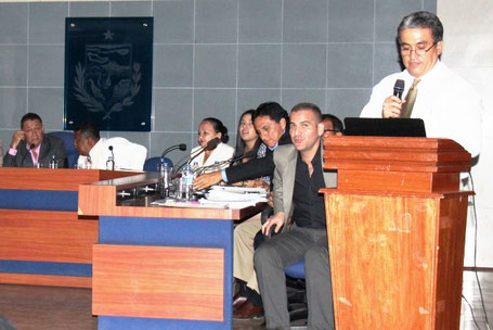 El gerente del Registro de la Propiedad, Líder Suárez, rinde cuentas ante el Concejo cantonal. Manta, Ecuador.