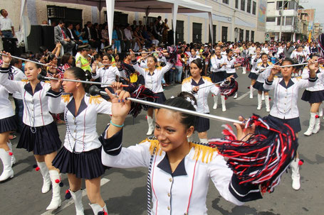 Bastoneras de una unidad educativa de Tarqui desfilan en la Avenida 108 el día 9 de octubre, aniversario 85 de la parroquia urbana. Manta, Ecuador.
