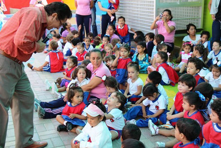 El alcalde de Manta, Jorge Zambrano Cedeño, responde preguntas en un centro de educación infantil de la ciudad. Manta, Ecuador.