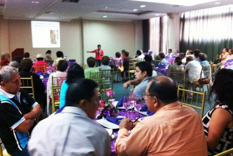 Conferencia de la doctora Teresa Sánchez Ramos ante personas de la Tercera Edad en el Hotel Los Almendros. Manta, Ecuador.