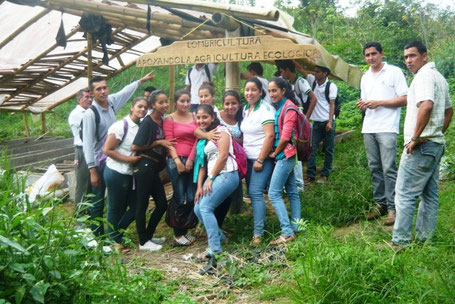 Estudiantes de Ingeniería Agropecuaria en la Uleam, posan junto al laboratorio de lombricultura. El Carmen, Ecuador.