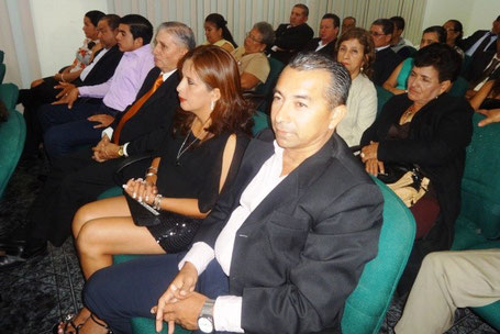 Socios de la Cooperativa de Transporte Urbano 29 de Septiembre, en la sesión solemne por el aniversario 31 del gremio. Manta, Ecuador.