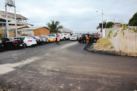 Una calle de Piedra Larga recientemente pavimentada por el Municipio. Manta, Ecuador.
