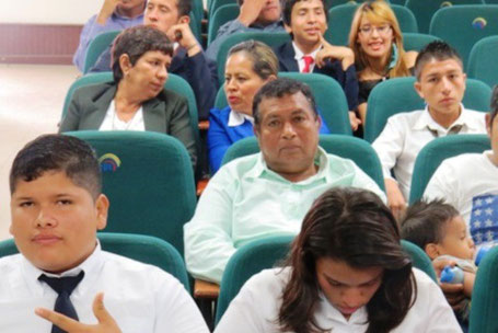 Espectadores en la final del concurso de canto democrático celebrado en la provincia de Manabí. Portoviejo, Ecuador.