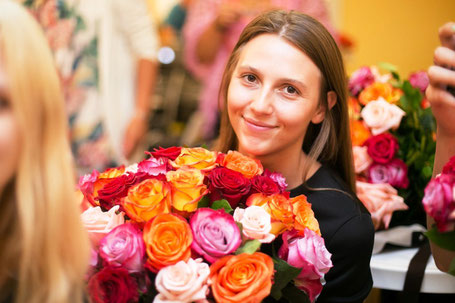 Una concursante mocovita posa con las rosas naturales ecuatorianas que ganó en la promoción desarrollada por Pro Ecuador. Moscú, Rusia.