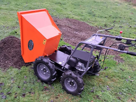 Motorschubkarre kippt Erde auf eine Wiese