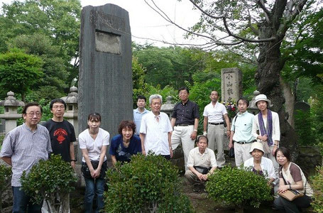 血液循環療法創始記念碑の前に集合(多磨霊園)Meeting in front of the monument to blood circulation therapy (Tama cemetery)