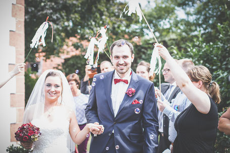 Glückliches Hochzeitspaar bei der freien Trauung