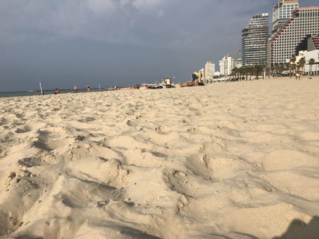 backpacking-israel-tel-aviv-banana-beach