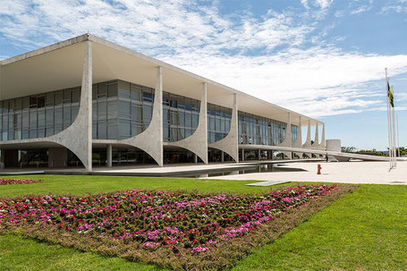 Brasília-Palácio do Planalto, fachada com jardim
