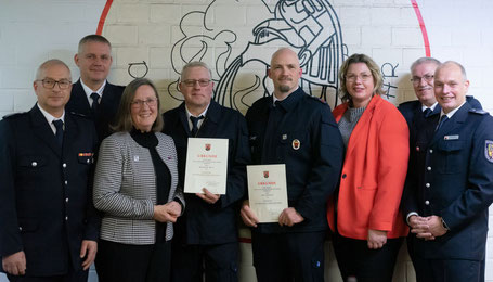 (v.l.n.r. Wehrleiter Torsten Erlenbach, stellv. Wehrführer Volker Kienzle, 1. Kreisbeigeordnete Gudrun Heß-Schmidt, Feuerwehrmann Matthias Woll, Hauptbrandmeister Kay Schmidt, Bürgermeisterin Silke Brunck, Wehrführer Stefan Vogel, stellv. Wehrleiter Heiko