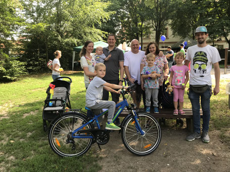 Der Gewinner des Hauptpreises der diesjährigen Kinder-Olympiade, Finn Dinauer und die ganze Familie strahlen um die Wette. Fotos: Jutta Commichau (bestehende Rechte am Foto werden kostenfrei abgetreten)