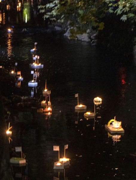 Viele leuchtende Schiffchen gleiten über das Wasser. Foto: Jutta Commichau