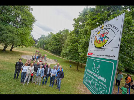 Wollen als Bindeglied zwischen Stadtverwaltung und Spielplatznutzern fungieren: Mitglieder der CDU Pfiffligheim, die die Patenschaft von der Berufsbildenden Schule übernommen hat. Foto: pa/Balzarin