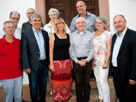 CDU-Vorsitzender Adolf Kessel (r.) und die Mitglieder des Vorstands der Pfiffligheimer CDU (v.l.): Dr. K. Werth, K. Schröding, M. Schmidt, W. Effenberger, C. Arnold, Vorsitzende H. Jennewein, T. Cronewitz, B. Walkenbach und J. Commichau, Foto: J.Kowalsky