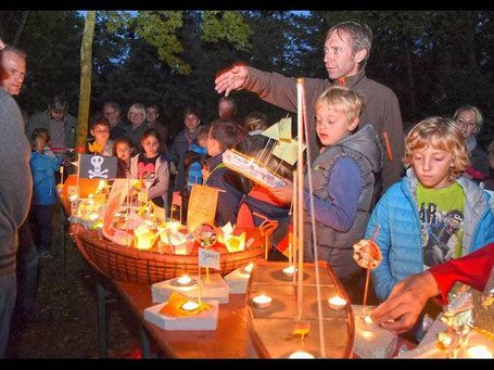 Die Kinder präsentieren stolz ihre beleuchteten Schiffe, bevor diese auf die Reise gehen. Foto: photoagenten/Alessandro Balzarin