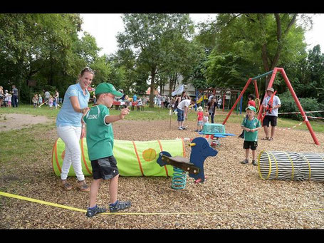 Nur nicht das Gleichgewicht verlieren: Helferin Katharina Unselt begleitet Ole bei dieser wackligen Angelegenheit auf der Slackline. Foto: photoagenten/Alessandro Balzarin