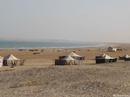 Tentes berbères sur la grande plage du Banc d'Arguin et océan au fond