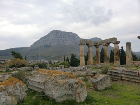 "Korinth, Apollon-Tempel und Akrokorinth im Hintergrund (Foto Archiv Havener)