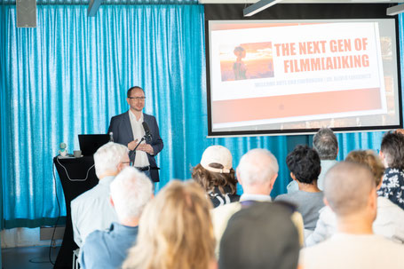Dr. Oliver Langewitz, Geschäftsführender Vorstand des Filmboard Karlsruhe, führte in die komplexe Thematik ein und wagte einen soziologischen Blick auf die disruptiven Auswirkungen, welche KI auf die Filmbranche haben wird.