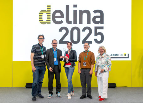 Prof. Dr. Matthias Wölfel (HKA), Dr. Oliver Langewitz (Regisseur), Nadine Knobloch (Hauptdarstellerin) sowie Oskar Tanaka (VR-Kameramann) nahmen den Preis von Sünne Eichler, Mitglied des LEARNTEC-Kongresskomitees entgegen.