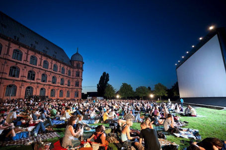Die Open Air Kinonächte vor dem Schloss Gottesaue ziehen Kinobegeisterte und Cineasten an. Foto: SCHAUBURG