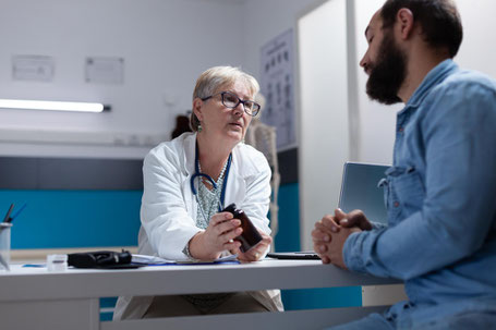 An expat speaking with a local healthcare professional, illustrating how Spanish lessons for expats simplify everyday tasks and bureaucracy in Spain.