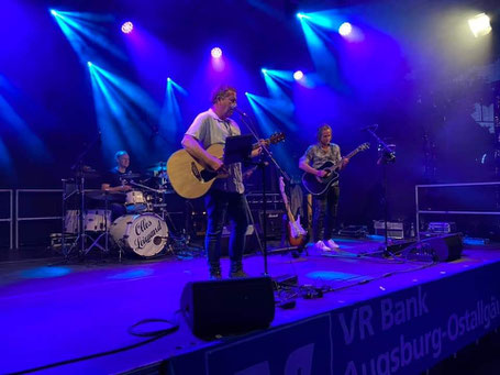 Kultur im Pakr Neusäß mit Olles Leiwand, der Austropop Band