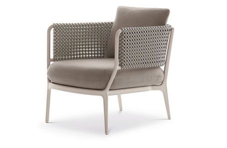 DEDON – Auch der Sessel des dänischen Designers Henrik Pedersen ist mit dem „ökologisch einwandfreien“ Material bespannt, der Rahmen besteht aus Aluminium.