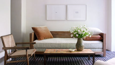 Tedhams used raw Marmorino plaster (finished with beeswax to add a subtle sheen) on the walls of the home’s parlor level. The fireplace, mantel, and mirror, which are original to the house, were paired with a slim custom-designed wooden chandelier and ..